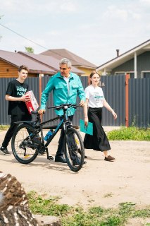 Волонтеры и сторонники партии посетили семью участника СВО в рамках акции «Неделя героев»
