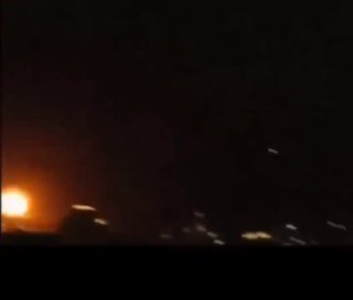 В сети появились видео якобы авиаударов ВВС США по иранскому Бендер-Аббасу