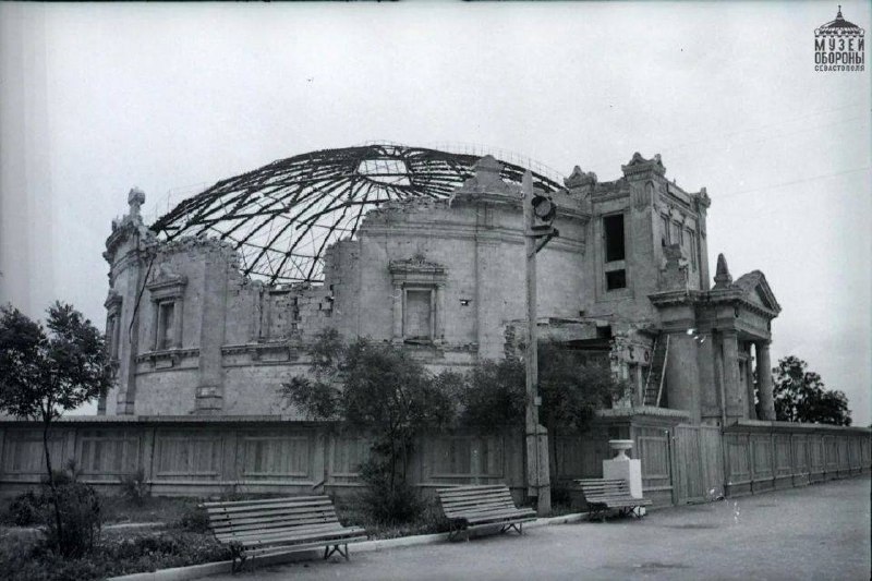 В Севастополе горит крыша здания исторической панорамы