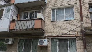 ВСУ ударили по многоквартирному дому в Днепрорудном, пять человек пострадали