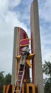 В Киеве демонтировали советскую звезду со стелы «Киев — город-герой»