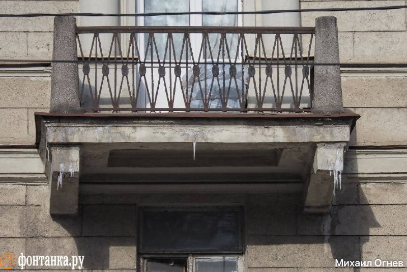 На проспекте Энгельса в Петербурге зафиксированы сосульки на балконе