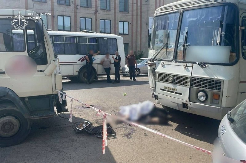 В Закарпатской области грузовик наехал на людей на остановке: двое погибших