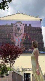 В Москве медведь Ермолай поздравляет жителей с Днём России
