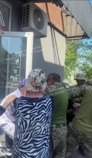 В Днепропетровске люди отбили человека у сотрудников ТЦК