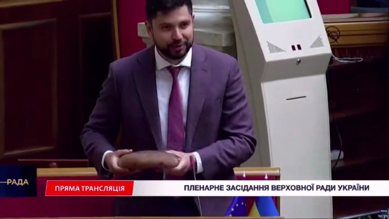 Нардеп Качура принес в Верховную Раду буханку хлеба, отметив бедность украинских пенсионеров