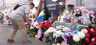 Риттер возложил цветы к мемориалу жертвам атаки ВСУ в Старобельске