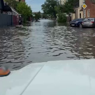 Водитель внедорожника опрокинул человека на сапе во время затопления улиц Краснодара