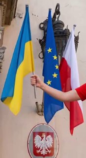 Кандидат в мэры Кракова отправила в урну жовто-блакитный прапор