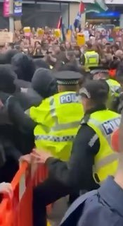 Столкновения полиции с протестующими против миграции в Глазго