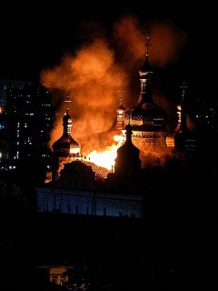 Пожар в Киево-Печерской Лавре из-за падения обломков БПЛА и ракет