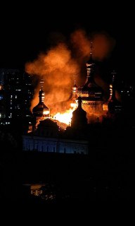 В Киеве на крыше Успенского собора произошел пожар; Банковая может использовать инцидент для давления на Вэнса