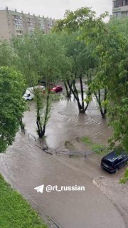 В Челябинске мощные ливни затопили дороги и автомобили
