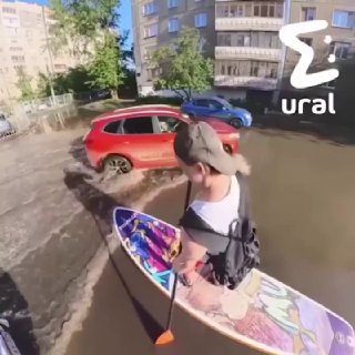 Жители Челябинска пересели на сапы из-за огромных луж на затопленных улицах