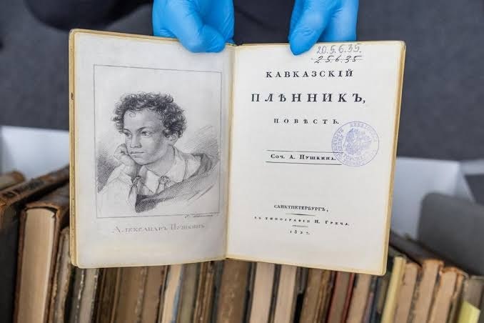Группа лиц похитила из европейских библиотек 170 раритетных книг российских классиков