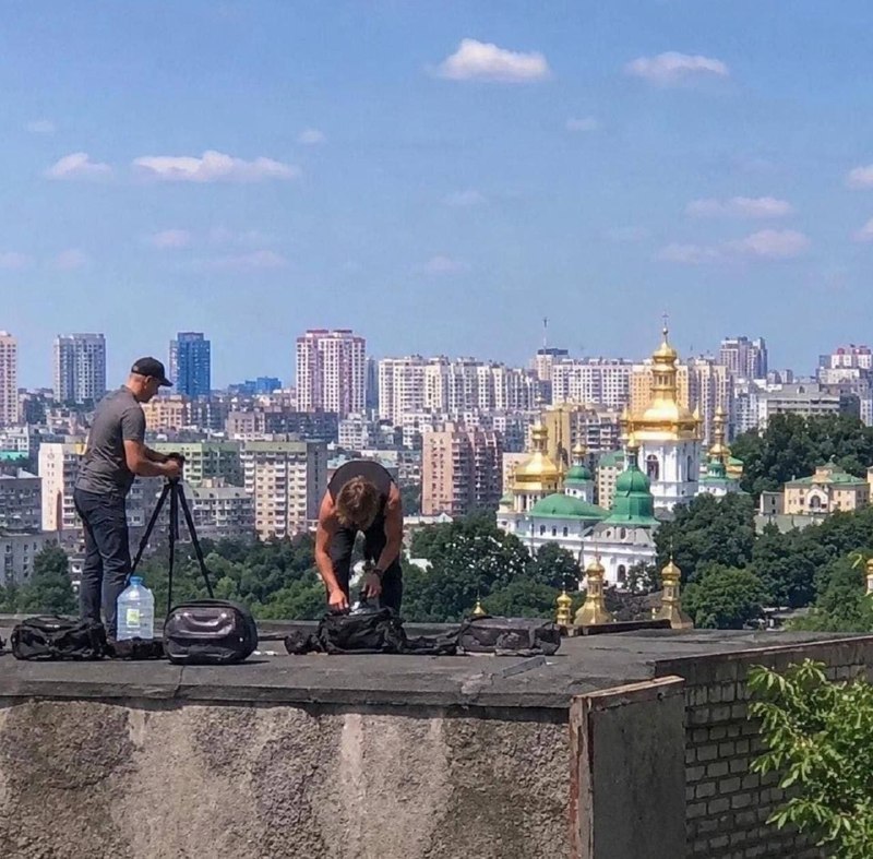 Ирония над журналистами возле Лавры