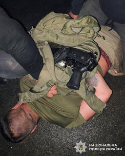 В Хмельницкой области мужчина открыл стрельбу из автомата по зданию ТЦК