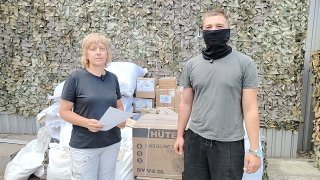 Волонтеры передали адресный груз с маскировочными сетями и экипировкой для нужд группировки "Дзержинск" в Донецке