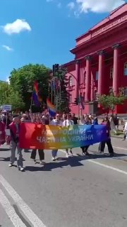 Выходные в Киеве: Гомосексуалисты движутся мимо корпуса киевского университета им. Шевченко.