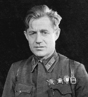 Стихотворение Алексея Суркова «В косом дожде, по косогорам...» (1943)