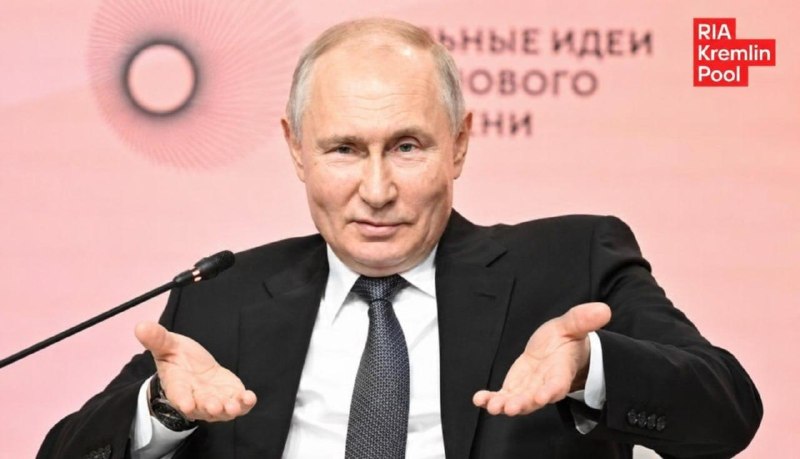 Владимира Путина сняли на конференции с забавным жестом, вызвавшим мемы