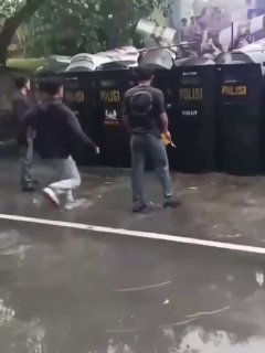 В Индонезии продолжаются протесты против правительства и роста стоимости жизни