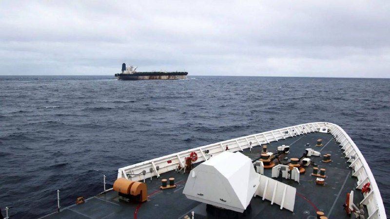 Великобритания планирует направить средства от продажи российской нефти с захваченного танкера Украине или на закупку боеприпасов для ВСУ