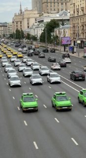 Колонна электрокаров UMO проехала на электрофестивале в Москве