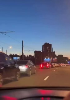 В северной части Санкт-Петербурга водители стоят в огромных очередях за топливом