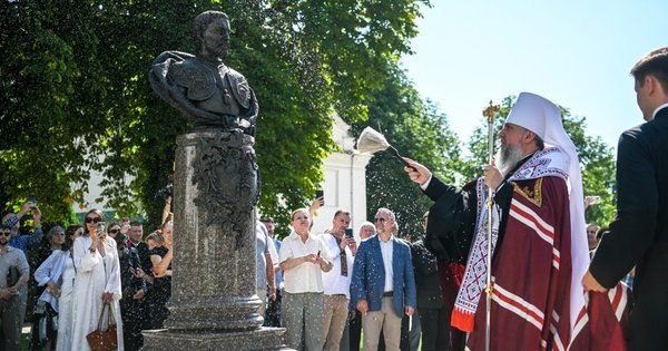 Епифаний Думенко освятил бюст Мазепы в Киево-Печерской лавре