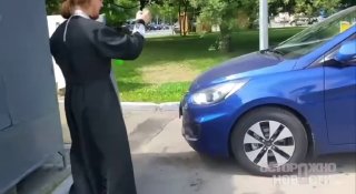 В Москве священника выгнали из очереди на АЗС за попытку освятить машины