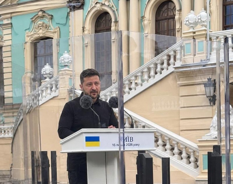 Зеленский начал выступать за бронированным стеклом