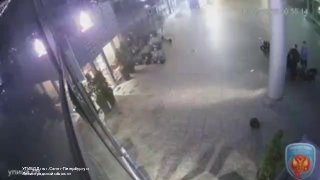 Подросток на питбайке врезался в витрину ТРК «Питерлэнд» в Санкт-Петербурге