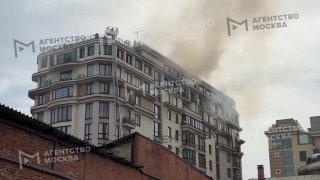 В центре Москвы увеличилась площадь пожара в жилом комплексе