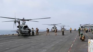 США продолжают морскую блокаду Ирана: сообщения о поражении судов и абордажах