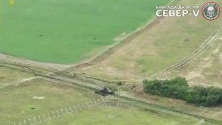 Операторы бригады «Север-V» уничтожили БТР Stryker ВСУ с помощью FPV-дронов