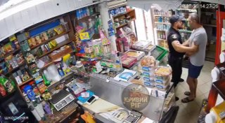 В Кривом Роге сотрудники ТЦК и полиции насильно вывели мужчину из магазина