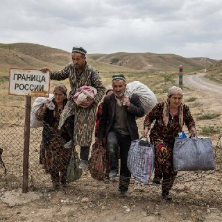 Исследование: мигранты в России получают гражданство преимущественно через воссоединение семей, а не по квалификации