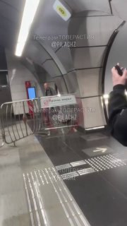 В Москве блогер пристает к прохожим ради контента