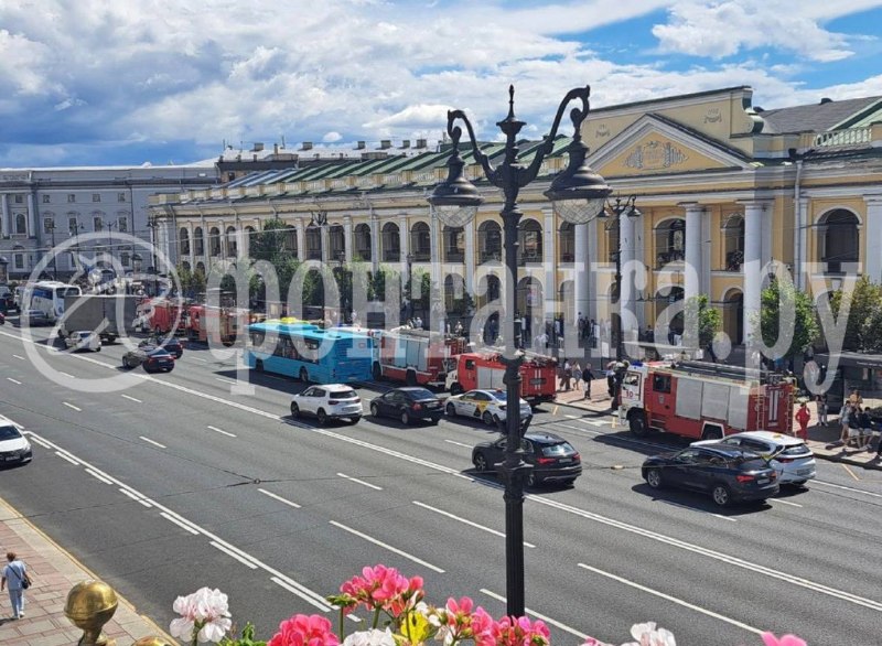 Вестибюль метро «Невский проспект» закрыт на вход из-за работы пожарных
