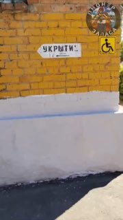 В Азове охранник школы отказал гражданским в доступе к бомбоубежищу
