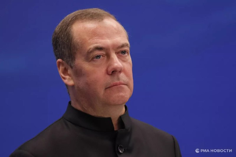 Медведев призвал к активной обороне в противостоянии западным санкциям