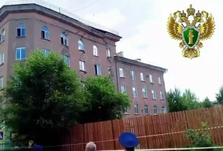 В Саратове в подъезде аварийного дома обрушилась кирпичная кладка