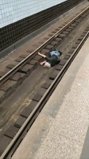 На станции метро «Войковская» пассажир упал на рельсы
