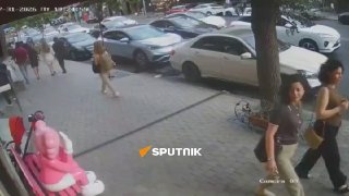 В центре Еревана произошел подземный взрыв под тротуарной плиткой