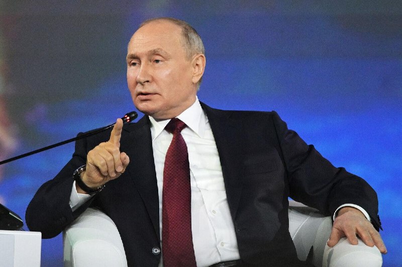 Опрос: 70% россиян доверяют Путину, а в выборах в Госдуму лидирует "Единая Россия"