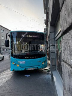 Автобус въехал в дом у метро «Петроградская»