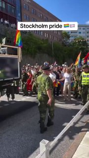 Шведские военные на гей-параде в Стокгольме