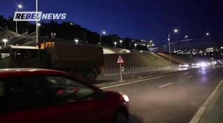 Испанские военные перевозят марокканских нелегалов в открытых кузовах