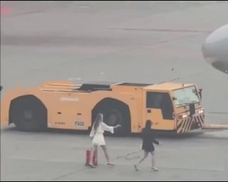 В Шереметьеве пассажирки пытались догнать самолёт на перроне